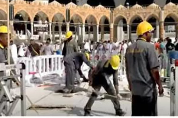 Ilustrasi petugas lantai Masjidil Haram (Tangkapan Layar video eljunaed VLOG)