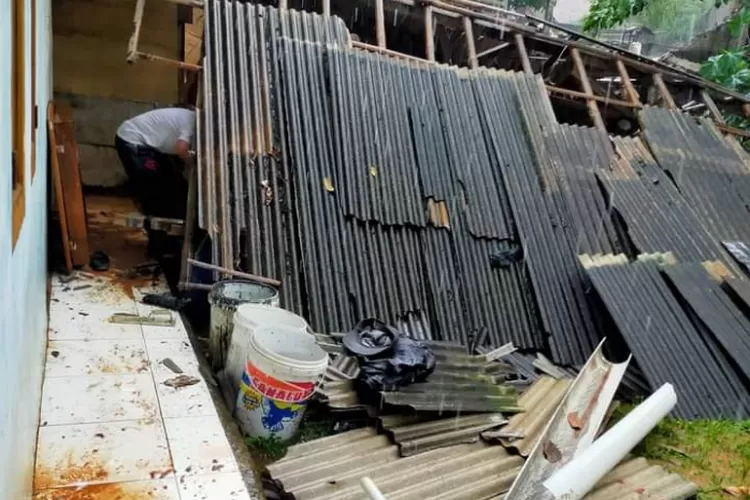 Rumah warga di gunungsindur ambruk setelah hujan di sertai angin kencang (Dokumentasi Bogor Times)