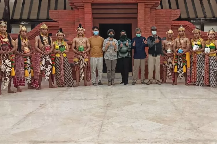 Menonton pertunjukan wayang topeng Panji di museum Sonobudoyo, Yogyakarta. (dokumentasi Tim Enam Pagi (Suryawan Wahyu Prasetyo))
