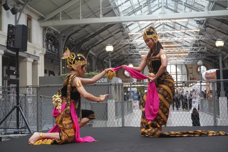 Tarian Driasmara dan Tari Piring Tampil di Paris Cafe Festival (kemlu.go.id)