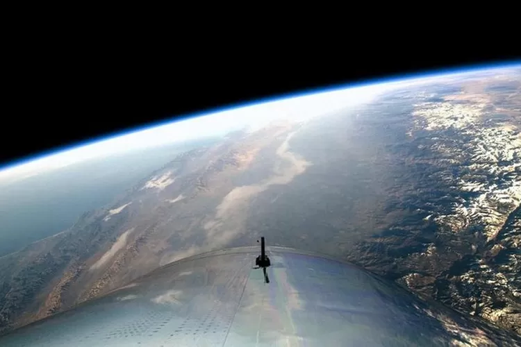  Pemandangan dari tepi angkasa terlihat dari pesawat ruang angkasa pariwisata roket berawak Virgin Galactic, SpaceShipTwo, selama penerbangan uji antariksa di atas Mojave, California, AS, 13 Desember 2018. Virgin Galactic /Handout melalui REUTERS.