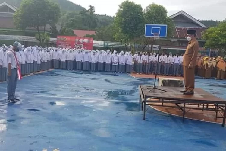Pasca Dimulainya Kegiatan PTM, SMKN 1 Painan Laksanakan Upacara Bendera Perdana (Foto: dok pesisirselatankab.go.id)