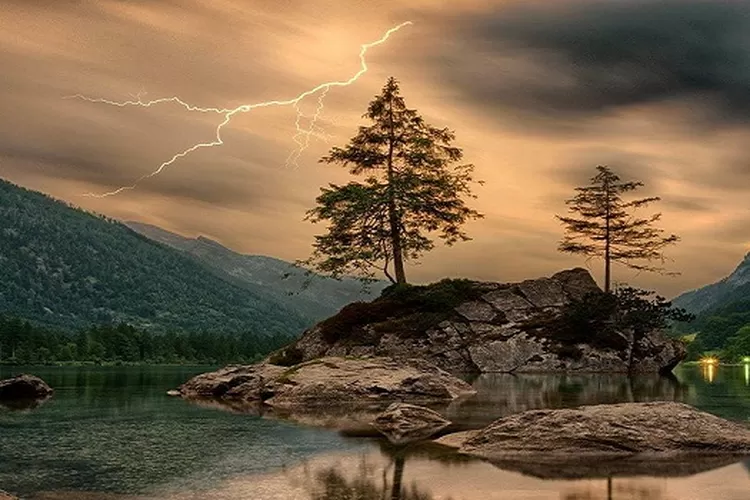 BMKG mengingatkan Potensi cuaca ekstrim hingga akhir bulan Juli 2023 ini. (free photo)