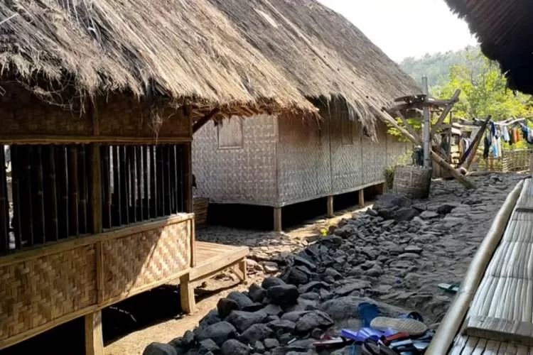 Kampung Adat Dukuh, salah satu kampung adat yang masih memegang erat tradisi peninggalan nenek moyang yang ada di Garut, Jawa Barat (Tangkap layar YouTube/Buana Sagara Kidul TV)