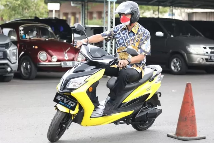 Gubernur Jawa Tengah Ganjar Pranowo saat menjajal motor listrik buatan PT Hartono Istana Teknologi Kudus sebagai produsen elektronik bermerek polytron di Kabupaten Kudus, Jateng, Rabu (3/11/2021).  ( ANTARA/HO-Humas Pemprov Jateng)