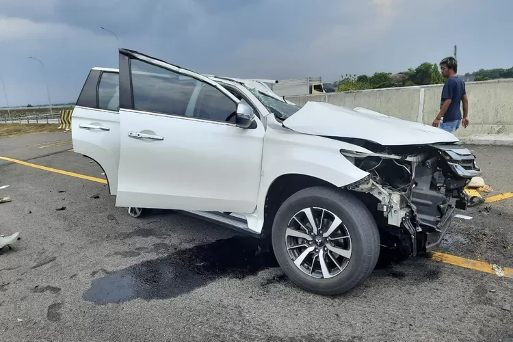 Kondisi mobil yang dikendarai Vanessa Angle bersama suaminya, Febri Andriansyah setelah menabrak tembok pembatas jalan tol dan terhempas sejauh 30 meter (SurabayaNetwork.id)