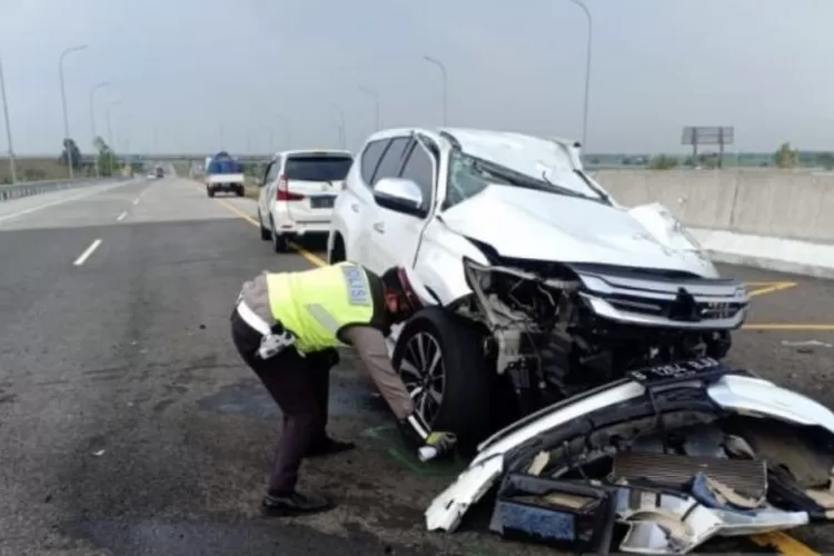 Mobil Pajero Sport Putih bernopol B 1264 BJU yang ditumpangi Vanessa Angel dan suaminya mengalami kecelakaan lalu lintas di Tol Nganjuk, KM 672.400/A, Kamis (4/11/2021).  (Antara.)