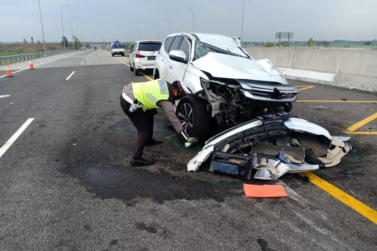 Polisi memeriksa mobil Pajero yang ditumpangi Vanessa Angel dan Bibi Ardiansyah. (https://lumajang.jatimnetwork.com/)