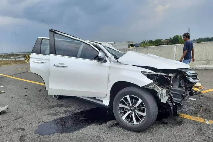 Mobil yang ditumpangi Vanessa Angel dan keluarganya usai kecelakaan di Tol Jombang-Mojokerto, Kamis (4/11/2021).  (ANTARA/HO)