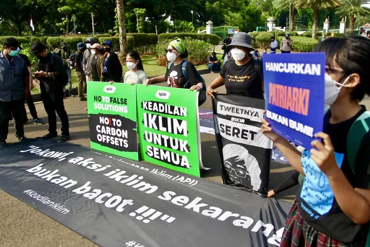 Aliansi Perlawanan Perubahan Iklim melakukan aksi unjuk rasa di simpang Patung Kuda -  Foto: Henry Lukmanul Hakim