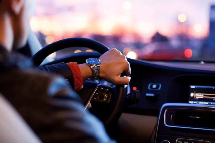 Tips Berkendara aman dan aturan yang harus diperhatikan (Aplikasi Canva)