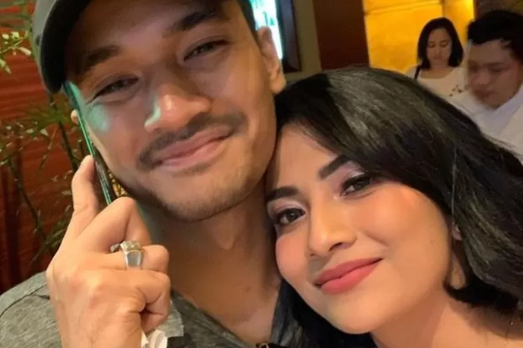 Vanessa Angel dan suaminya, Febri Adriansyah, dua korban yang meninggal dunia akibat kecelakaan maut di Tol Jombang, Kamis (4/11/21), Roy Suryo soroti kelalaian Tubagus Joddy (Instagram/@vanessaangelofficial)