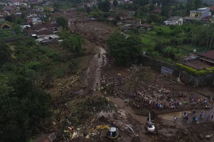 (foto udara) Tim SAR gabungan bersama relawan dan warga membersihkan endapan lumpur saat pencarian korban akibat banjir bandang di Bulukerto, Kota Batu, Jawa Timur, Jumat (5/11/2021). Berdasarkan laporan sementara dari BPBD Kota Batu hingga hari kedua pencarian korban banjir bandang, tim SAR berhasil menemukan enam jenazah korban dan tiga korban masih dalam proses pencarian. (ANTARA FOTO/Zabur Karuru)