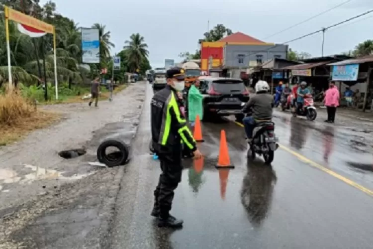  Jalan amblas terjadi di Kabupaten Padang Pariaman, tepatnya di jalan lintas Padang-Bukittinggi di Korong Kasai, Kecamatan Batang Anai.