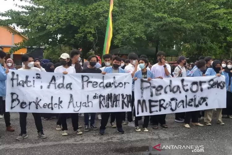 Suasana aksi mahasiswa di depan gedung Rektorat Universitas Riau di Pekanbaru, Jumat (5/11/2021).  (ANTARA/Putri)
