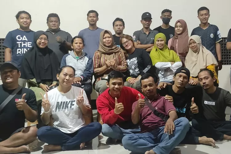 Pemain dan kru Teater Belang menjelang latihan.  (Dok Teater Belang)