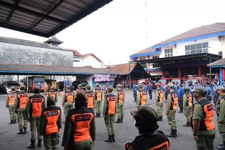 Petugas melakukan upacara kesiapsiagaan penanganan bencana di Kota Magelang. Wali Kota Magelang dr Muchamad Nur Aziz mengingatkan pada warganya untuk mewaspadai bencana alam  (Dok. Pemkot Magelang)