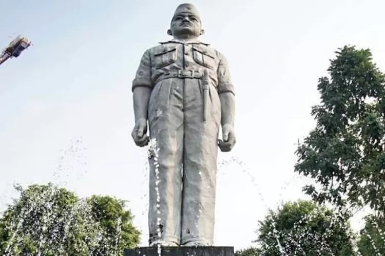 Monumen Gubernur Suryo di Ngawi, Jawa Timur (Dok.Klikanggaran.com/BudiS)