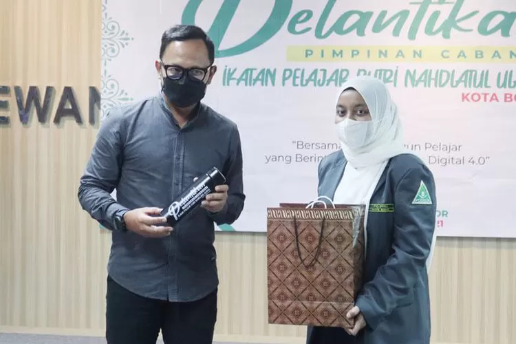 Bima Arya menerima cidera mata dari IPPNU (Dokumentasi IPPNU Kota Bogor)