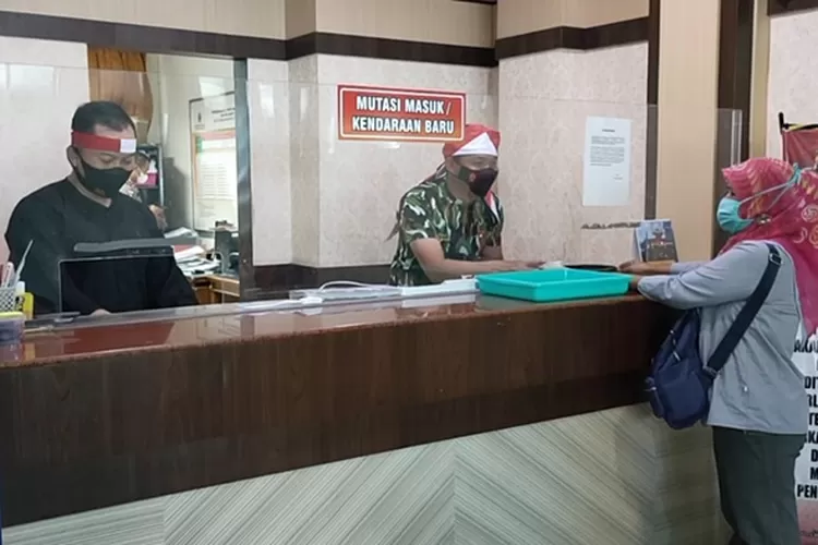 Pegawai Samsat Boyolali mengenakan pakaian ala pejuang.  (Foto: Edy Susanto)