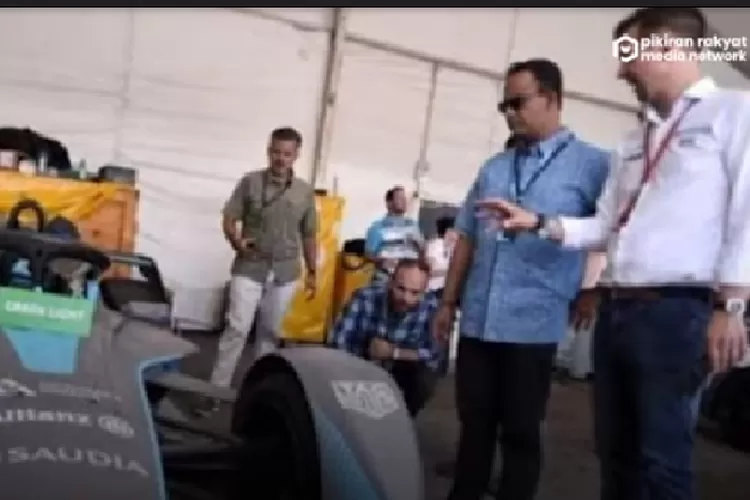 Gubernur DKI sedang melihat Mobil Formula E yang sedang dijelaskan keunggulannya (youtube.com )
