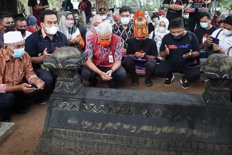Gubernur Jawa Tengah, Ganjar Pranowo menziarahi makam pejuang asal Aceh, Pocut Meurah Intan di Desa Temurejo, Kecamatan Blora, Kabupaten Blora, Selasa (9/11/2021) (Foto:kompas.com)