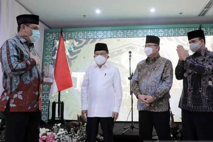 Ketua Dewan Masjid Indonesia Jusuf Kalla dan Gubernur DKI Jakarta Anies Baswedan menghadiri Tasyakuran Gedung DMI dan Rapat Kerja Nasonal DMI Tahun 2021 di Kantor Pusat DMI Jakarta, Rabu (10/11/2021).  (ANTARA/HO-Setwapres)