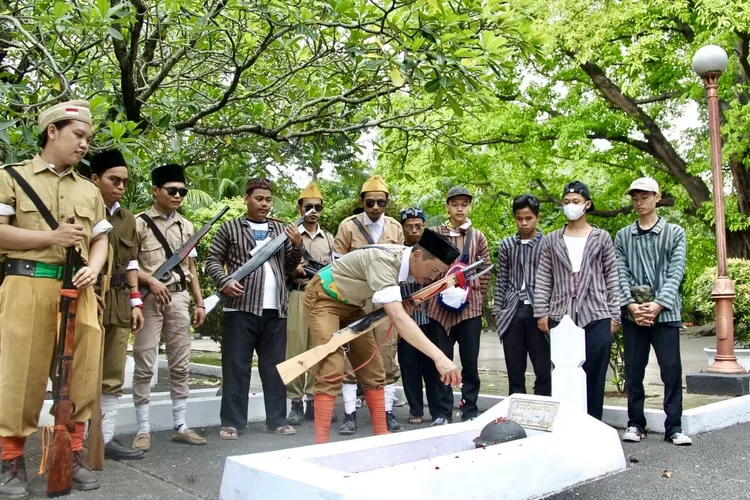 Komunitas sepeda onthel Tangerang Utara lakukan tabur bunga di TMP Taruna Tangerang  - Foto: Henry Lukmanul Hakim