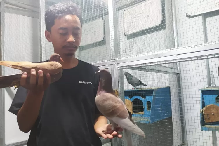 ri Sukmawan, bersama dengan merpati kesayangannya (Foto: samento sihono)