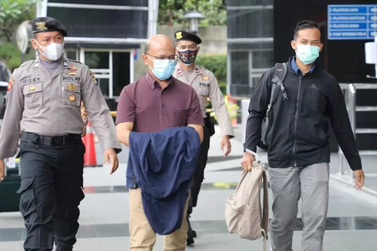 Pegawai pajak Wawan Ridwan (tengah) yang ditangkap KPK di Sulawesi Selatan tiba di Gedung KPK, Jakarta, Kamis (11/11/2021) untuk menjalani pemeriksaan.  (ANTARA/HO-Humas KPK)
