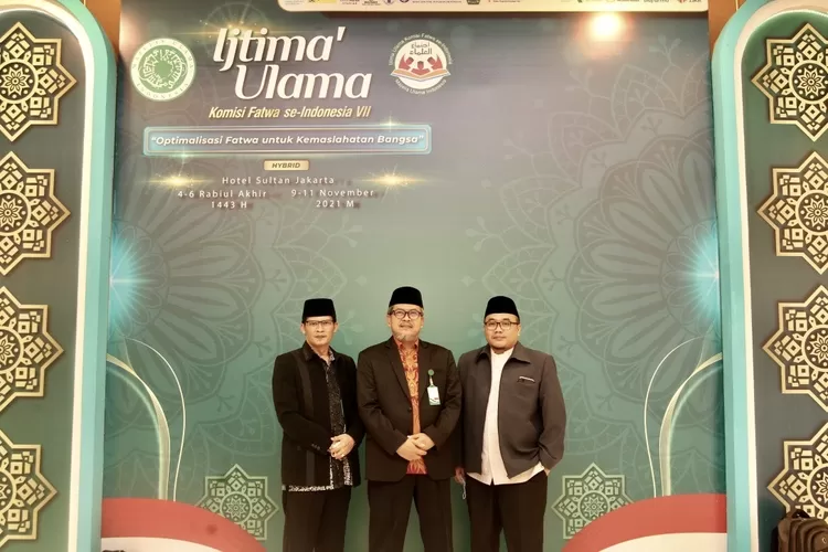 Sekretaris Umum PP PERSIS Dr. Haris Muslim berfoto bersama dengan KH. Amin Muchtar dan Dr. Jeje Zaenudin - Foto: Henry Lukmanul Hakim