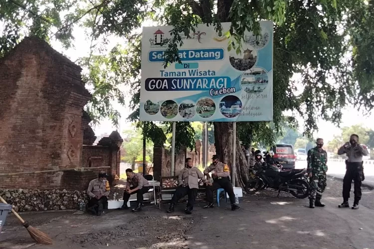 Petugas kepolisian berjaga di depan area Goa Sunyaragi Kota Cirebon (Mentari Samana)
