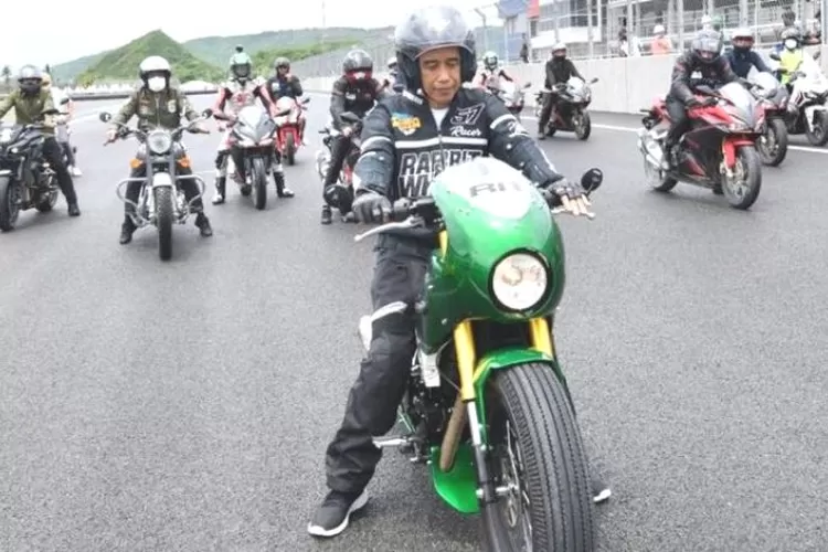 Presiden Jokowi saat menjajal Sirkuit Mandalika NTB bersama para Menteri dan pejabat lainnya (galamedia-pikiranrakyat.com)