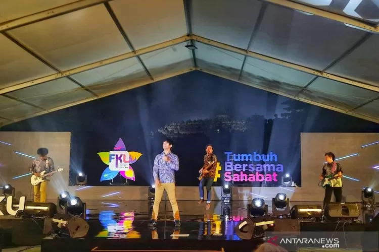 Penampilan D'masiv di acara HUT ke-31 PT Adira Finance. (ANTARA/Chairul Rohman)