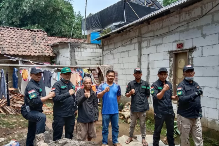 Anggota Gebrak Perbaiki Jalan Ke Musholla (Dokumentasi Bogor Times)