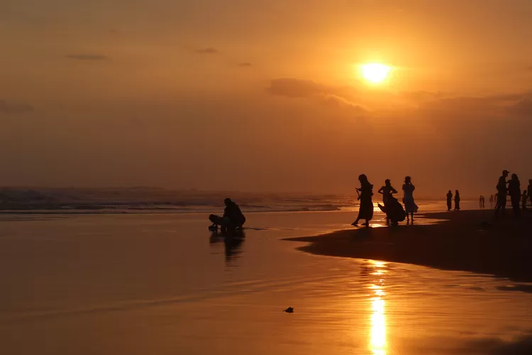  Sunset di Pantai Parangtritis (dokumen pribadi Suryawan Wahyu Prasetyo)