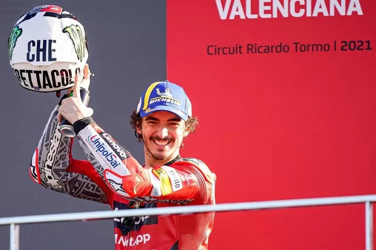 Francesco Bagnaia persembahkan kemenangan MotoGP Valencia 2021 untuk Valentino Rossi. ( instagram @pecco63)