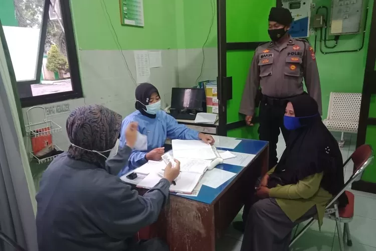 Korban Subariyah saat melapor ke polisi. ( Foto: Dokumentasi Polres Kulon Progo)
