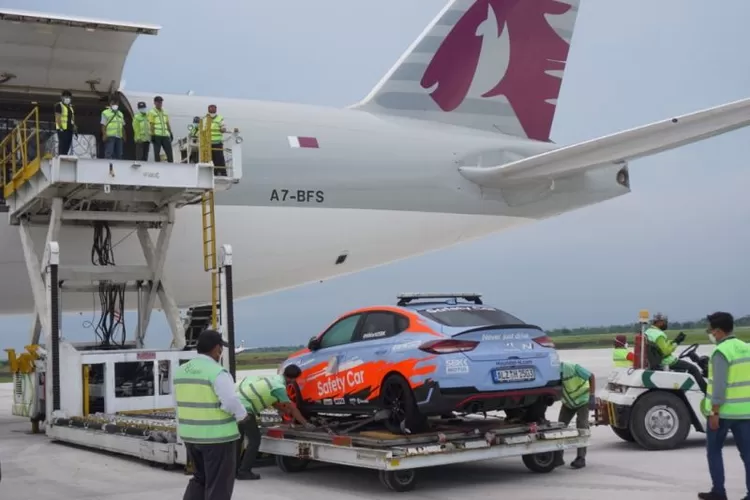 Pesawat kargo Boeing 777 Freighter milik maskapai Qatar Airways nomor penerbangan QR8356 kode registrasi A7-BFG yang membawa logistik ajang balap motor World Superbike (WSBK) 2021 telah mendarat di Bandara Internasional Zainuddin Abdul Majid (BIZAM).  (ANTARA/HO-AP I)