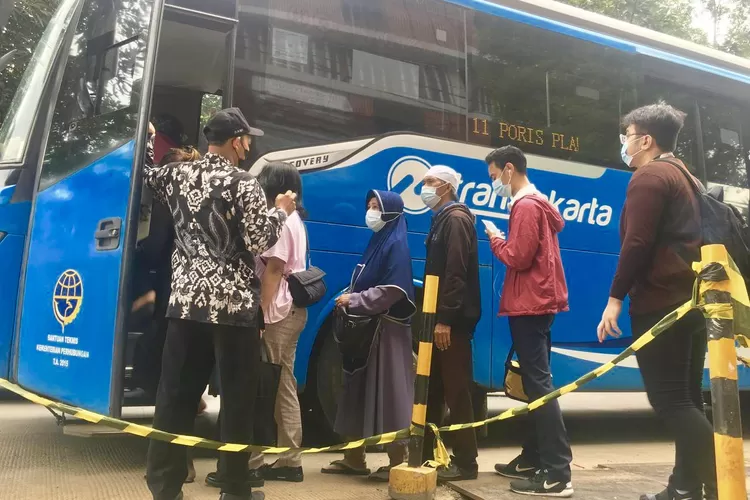 Penumpang bus transJakarta nampak antri untuk bisa naik bus dari samping halte  busway didepan kampus ITB Amad Dahlan di Jalan Imam Bonjol Karawaci Tangerang - Foto: Henry Lukmanul Hakim