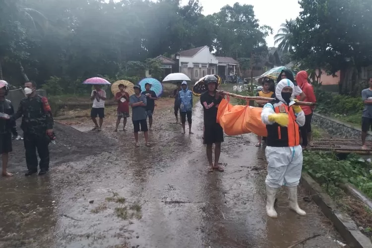 Warga Evakuasi Mayat Nenek yang di temukan di selokan (Ayotasik.com/Heru Rukanda)