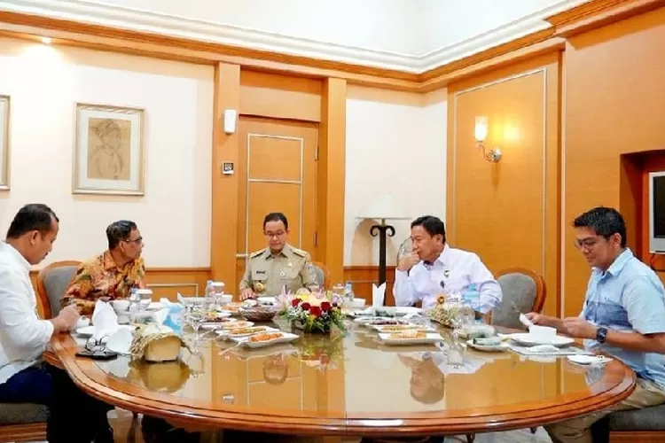 Mahfud MD bersama Gubernur DKI Jakarta (@mohmahfudmd/Instagram)