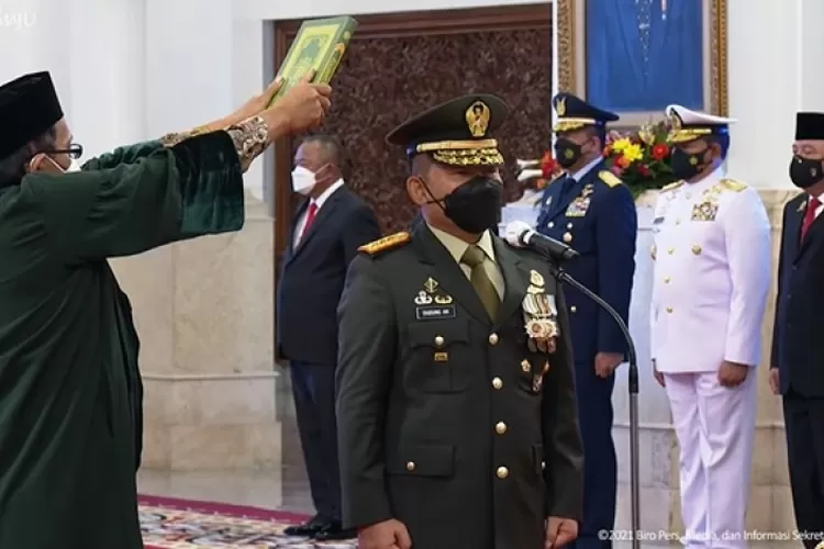Letnan Jenderal TNI Dudung Abdurachman resmi dilantik sebagai Kepala Staf Angkatan Darat (KSAD) di Istana Negara hari Rabu 17 November 2021. (Foto: Gorajuara.com/PMJ News/Dok. Biro Setpres.)