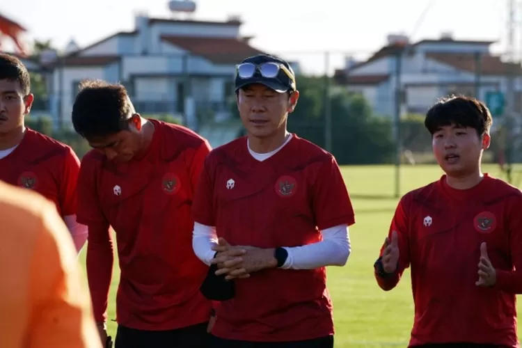 Pelatih Timnas Indonesia, Shin Tae-yong, memberikan arahan kepada para pemain. (pssi.org)