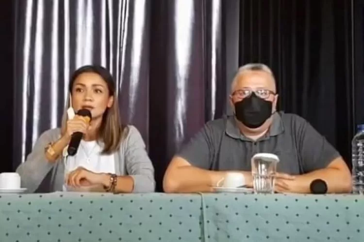 Nirina Zubir dan Kakaknya, Fadlan saat menggelar konferensi pers. (Instagram/cuapcuap_mop)