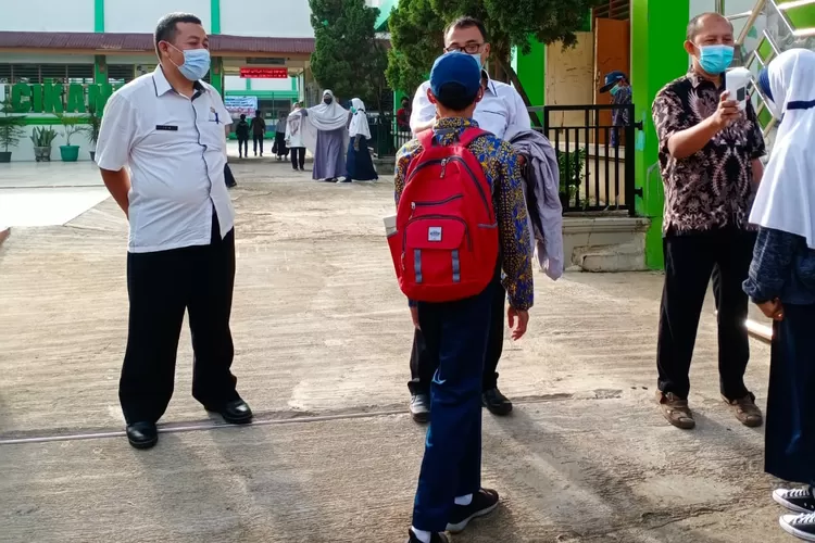 Siswa SMPN 1 Cikampek melakukan pembiasaan budaya 5 S di sekolah/poto Yana Mulyana