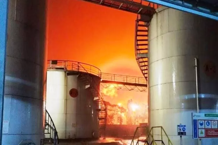 Kilang Minyak PT Pertamina Cilacap Terbakar. Api besar timbulkan ledakan. (portalmajalengka.pikiran-rakyat.com)