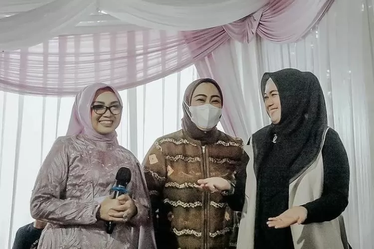 Sri Rahayu (kiri) Cellica (tengah) Gina Swara (kanan) nampak bahagia tersenyum bersama, poto (Instagram Cellica)