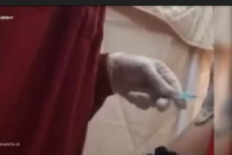 para dokter memberikan suntikan vaksin kepasien (youtube.com )
