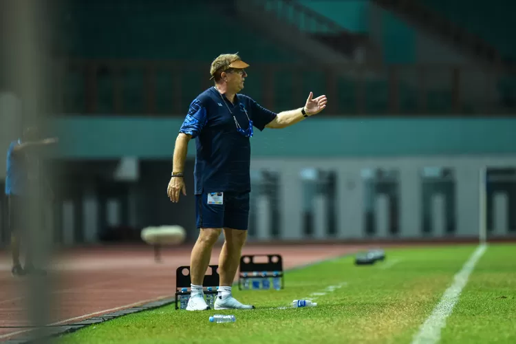 Pelatih Persib Bandung, Robert Rene Alberts menaruh harapan tinggi kepada dua penyerang baru Persib. (Foto: Gorajuara/persib.co.id)